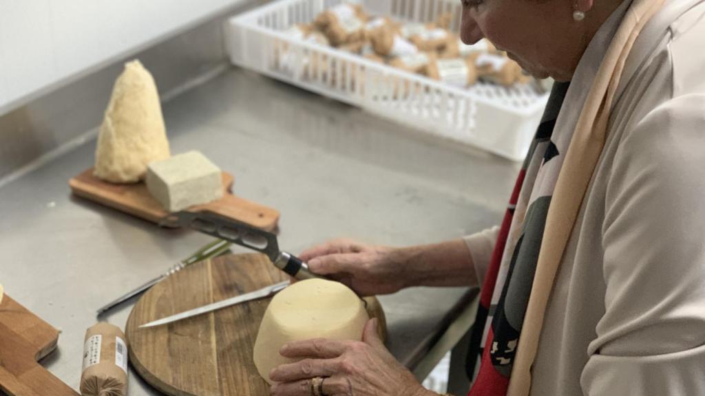 Marigel Álvarez cortando un poco de su queso.