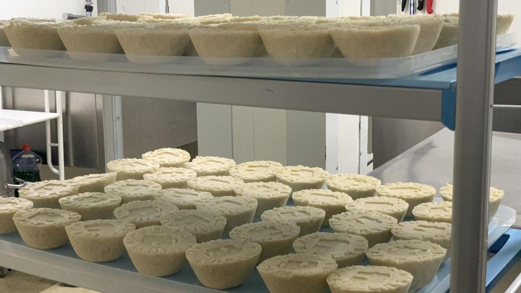 El queso ya formado en su último proceso de maduración.