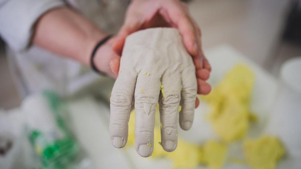 Con moldes de sus caras, manos y pies, las abuelas grafiteras han creado la obra 'Dejando Huella'.