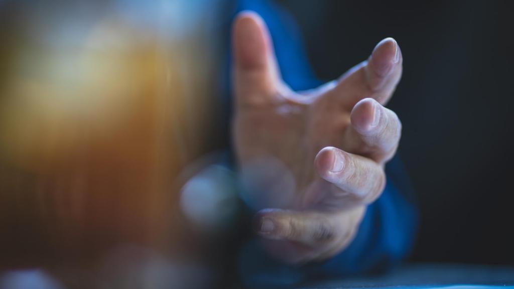 Detalle de la mano de Mikel Buesa.