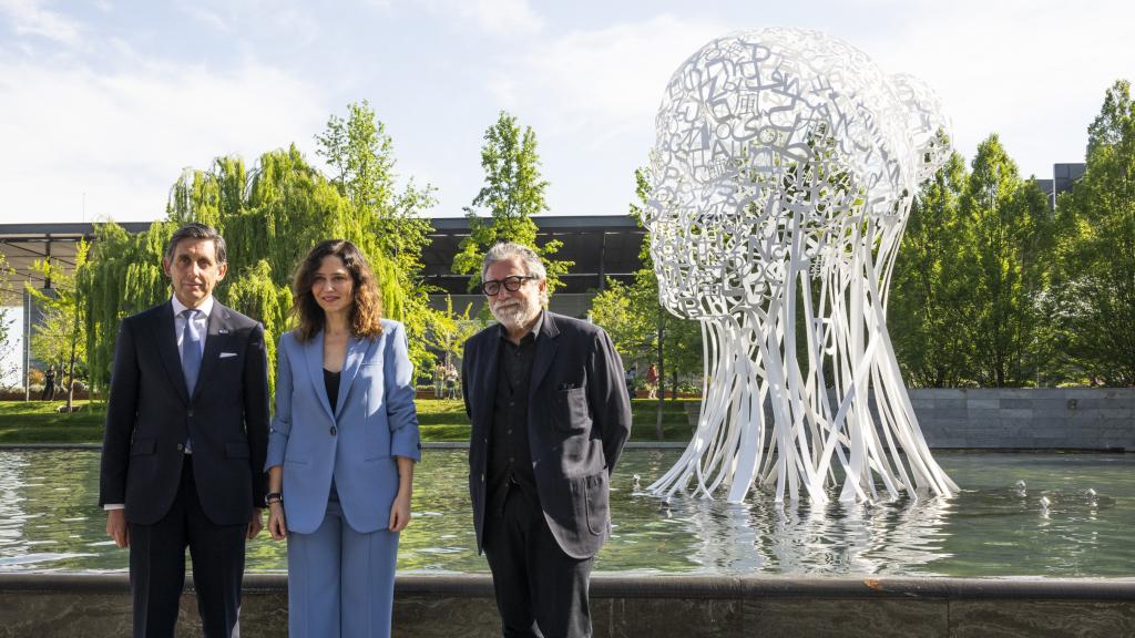 El presidente de Telefónica, José María Álvarez-Pallete; la presidenta de la Comunidad de Madrid, Isabel Díaz Ayuso; y el artista Jaume Plensa, delante de 'Iris', la obra que ha realizado para celebrar el centenario de la compañía. Foto: Telefónica