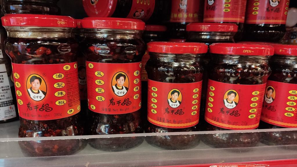 Botes de salsa Lao Gan Ma con la imagen de su fundadora