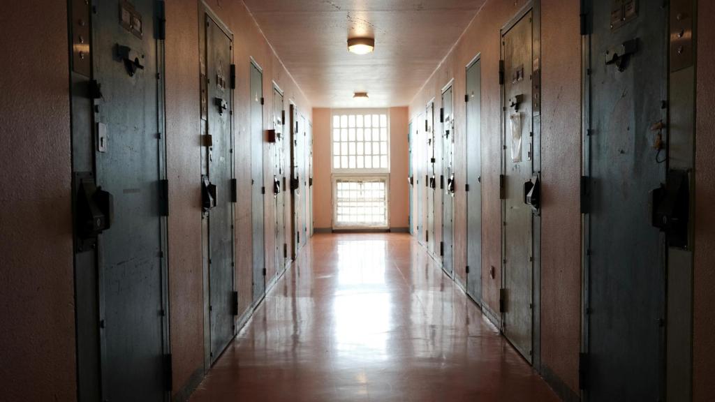 Vista de un corredor a las celdas del centro de detención de Villepinte.