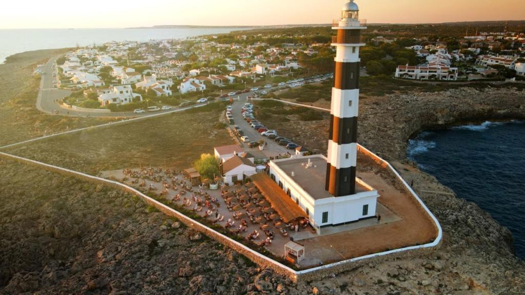 La inconfundible torre del Faro de Artrutx.