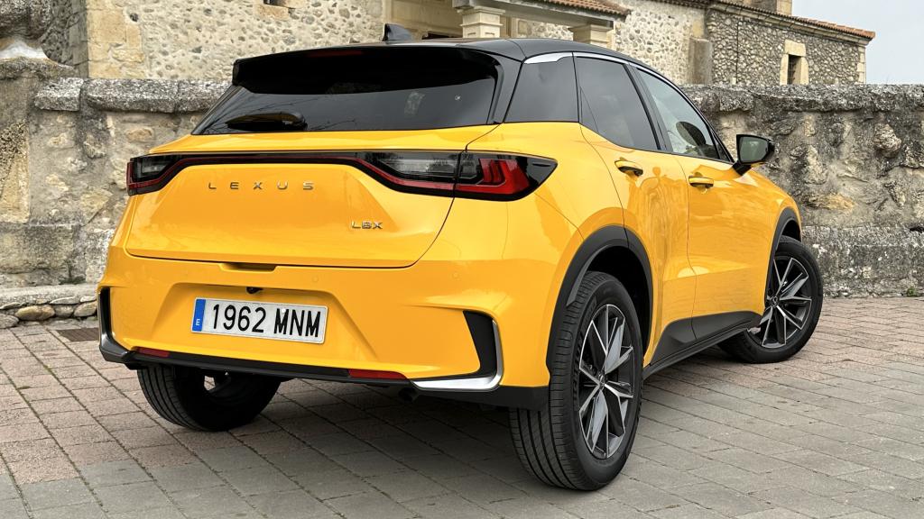 Este SUV se caracteriza por su sistema de propulsión híbrido.