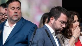 Oriol Junqueras, presidente de ERC, observa irse a Pere Aragonès, tras los resultados del 12-M.