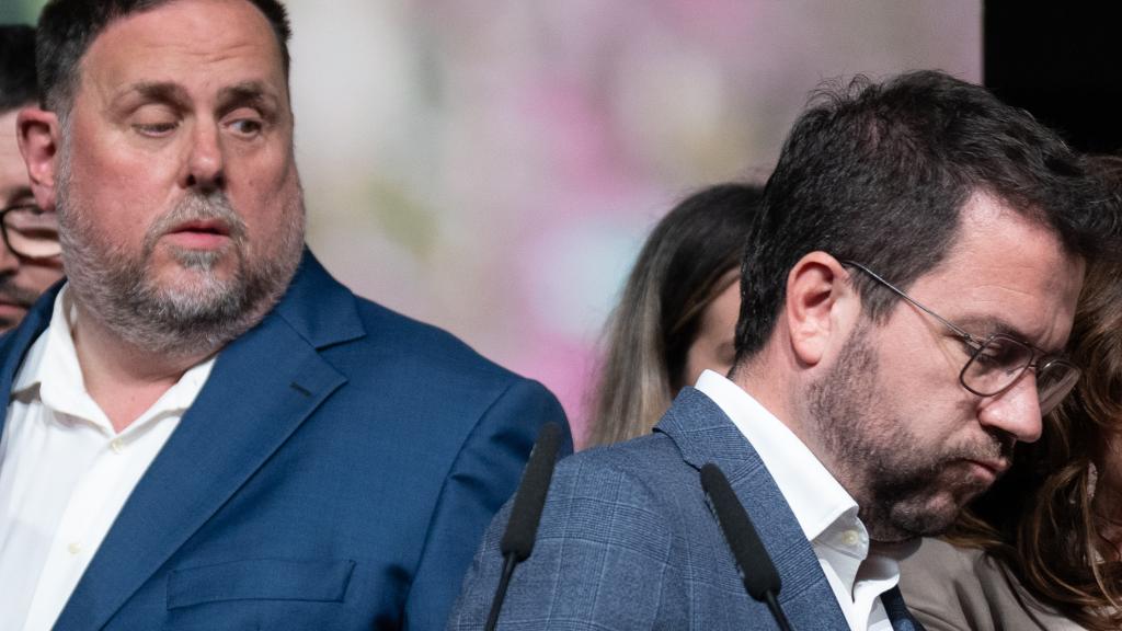 Oriol Junqueras, presidente de ERC, observa irse a Pere Aragonès, tras los resultados del 12-M.