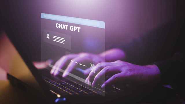 Una persona escribiendo a ChatGPT