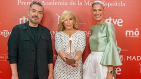 Juan Duyos, María Eizaguirre y Laura Sánchez con la estatuilla de los Premios Academia de la Moda Española