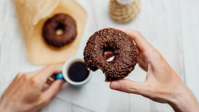 Una persona sostiene un donut de chocolate
