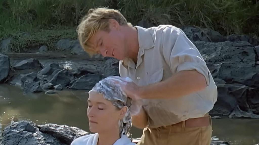 Denys Finch-Hatton (Robert Redford) lavando el pelo a Karen BLixen (Meryl Streep) en la escena más sensual de la película 'Memorias de África', dirigida por Sydney Pollack
