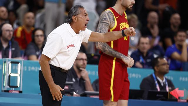 Sergio Scariolo da instrucciones con Juancho Hernangómez de fondo