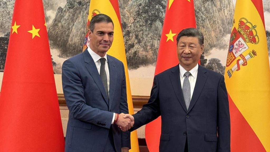 Pedro Sánchez saluda al presidente chino, Xi Jinping, en el Palacio de Diaoyutai, en Pekín.