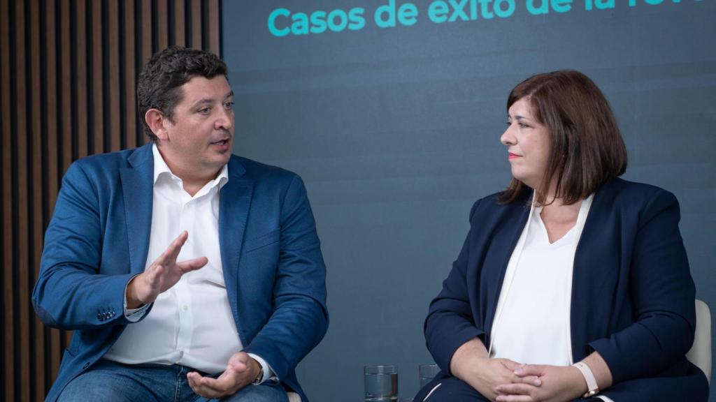 Carlos Polo (Seidor) y Lola Vivas (Universidad Alfonso X El Sabio), durante el encuentro organizado por DISRUPTORES - EL ESPAÑOL.