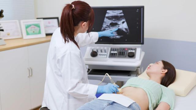 Una mujer en una consulta ginecológica.