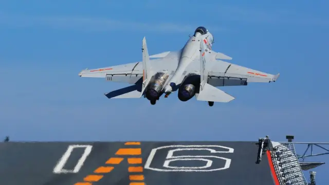 Caza chino J-15 despegando del portaviones Liaoning