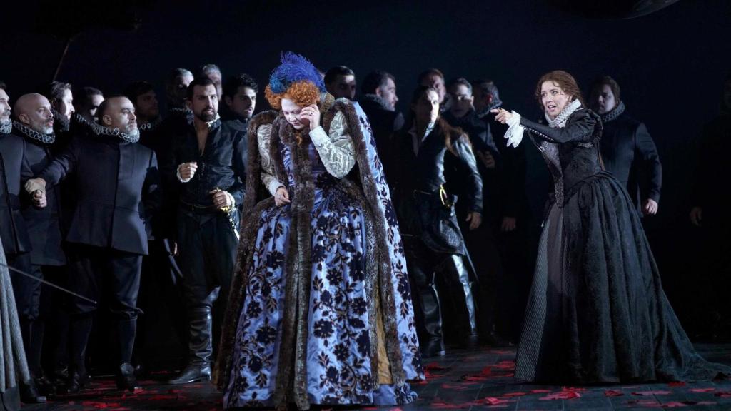 Aigul Akhmetshina (Elisabetta), Lisette Oropesa (Maria Stuarda) y Coro Titular del Teatro Real. Foto: Javier del Real | Teatro Real