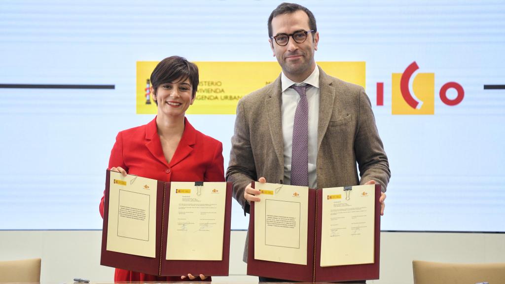 Isabel Rodríguez y Carlos Cuerpo, ministros de Vivienda y Economía, durante la firma de un acuerdo con el ICO.