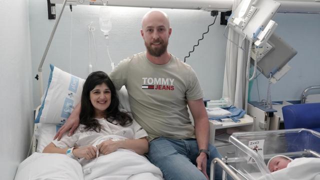 Inés, junto a sus padres Mar y Joaquín