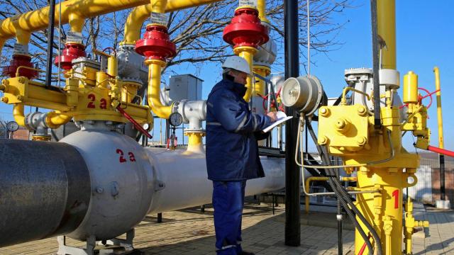 Un hombre junto a tuberías de gas en Chisinau, Moldavia, uno de los países que recibían gas natural ruso a través de Ucrania.