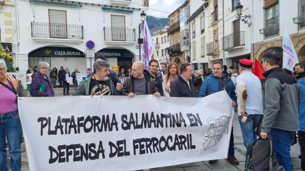 UPL pide “mayor compromiso” al Gobierno para recuperar el tren Ruta de la Plata en una multitudinaria manifestación