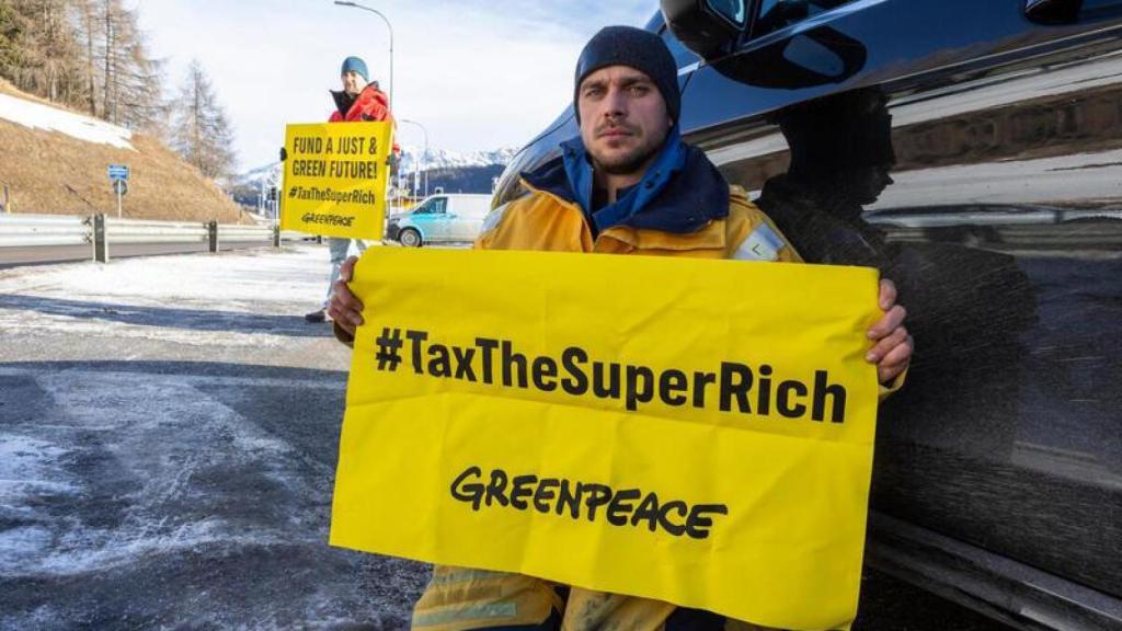 Impuestos para los súper ricos, consigna de los activistas en Davos.