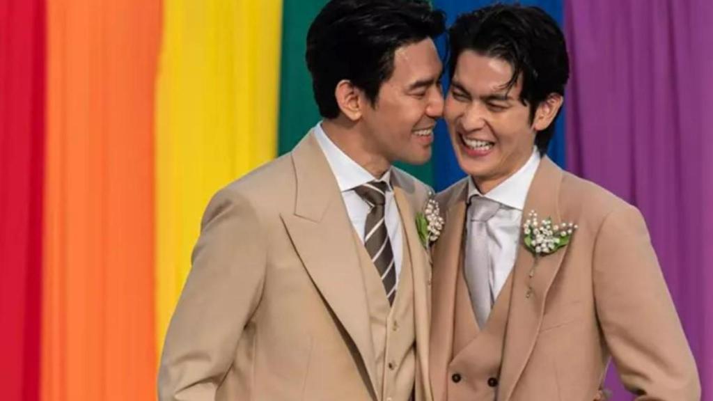 Una pareja de hombres posan tras contraer matrimonio en Tailandia.