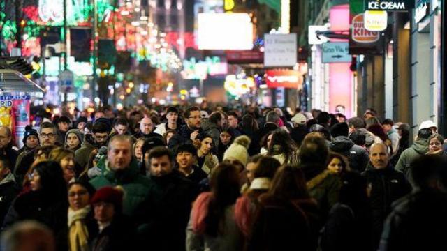 Decenas de personas caminan por el centro de Madrid.