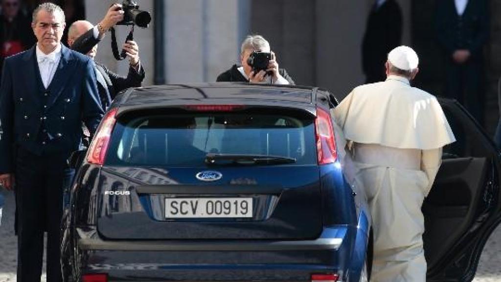 El Papa, en el Ford Focus en el que se desplazaba en 2013.