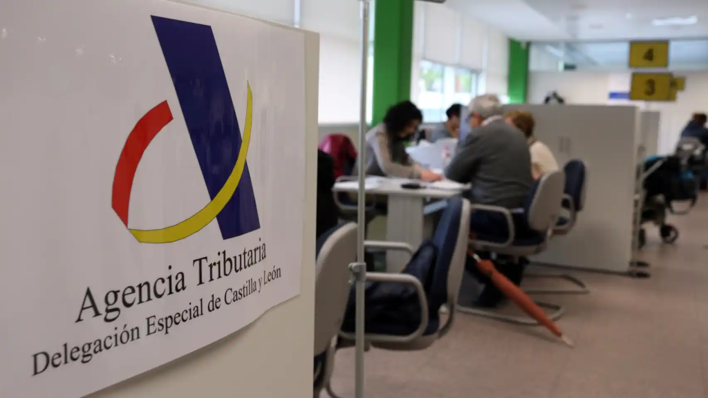 Personas realizando la Renta en una sede de la Agencia Tributaria.
