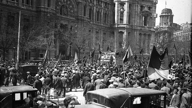Manifestantes esperan las noticias de los telegrafistas en Cibeles, el 14 de abril de 1931. Foto: Alfonso / Archivo General de la Administración