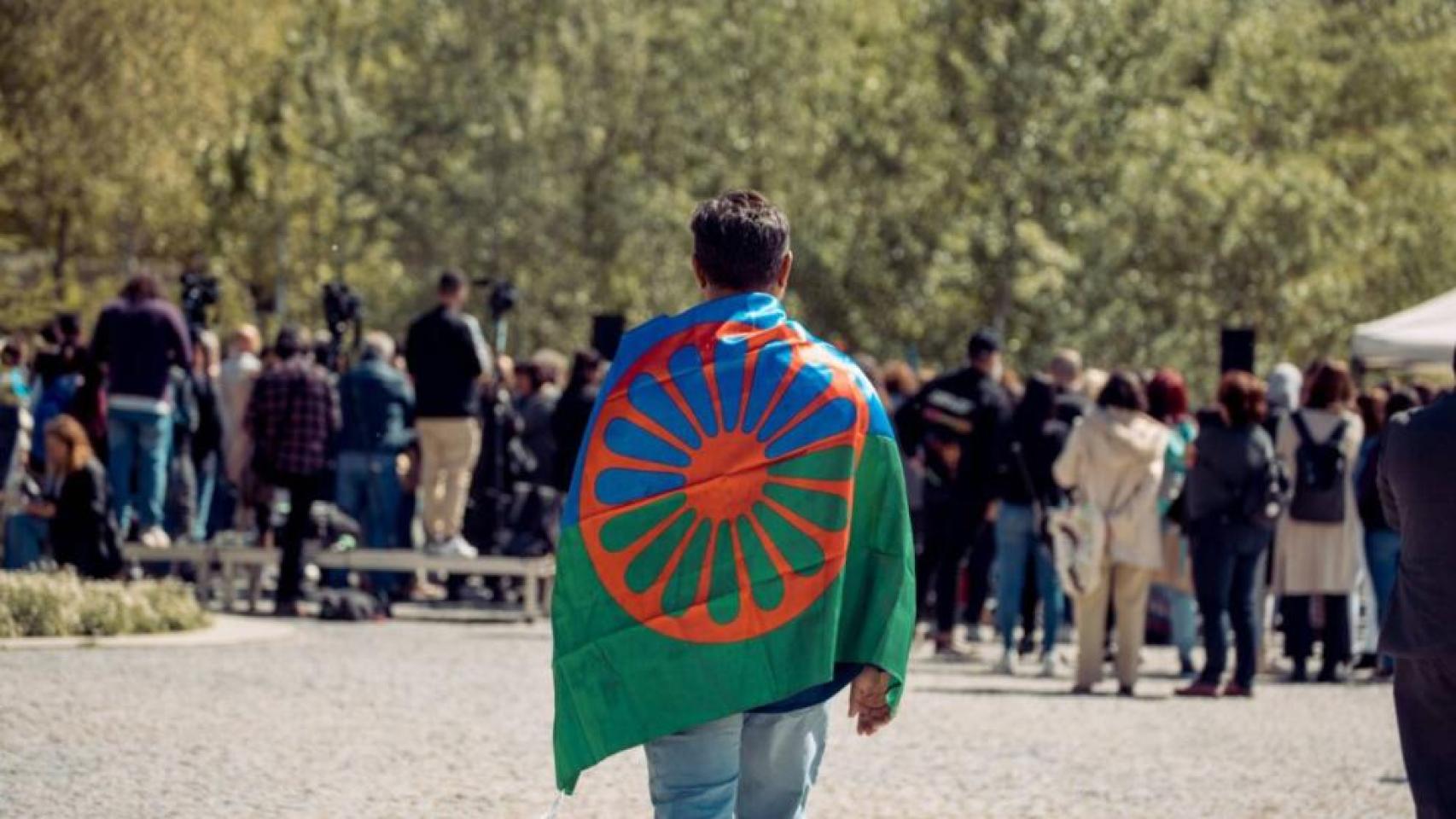 Imagen de archivo de personas con la bandera gitana de fondo.