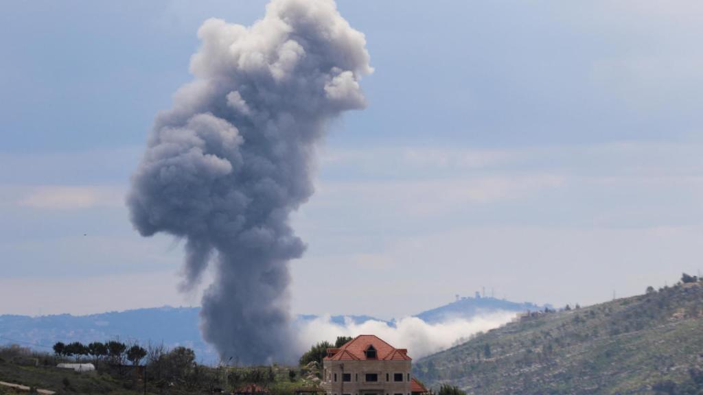 El humo se eleva desde Taibeh (Líbano) tras los ataques israelíes.