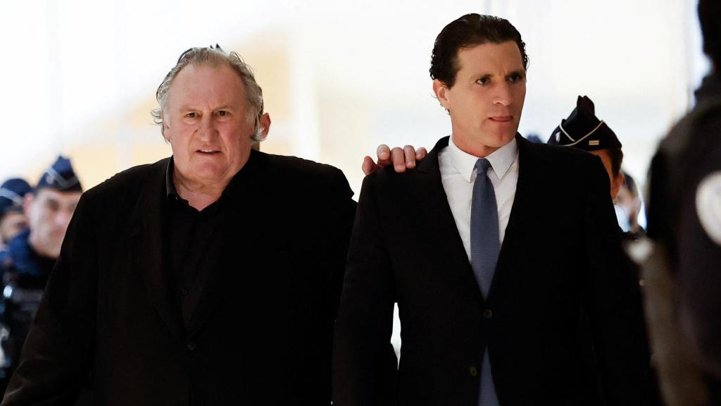 Gérard Depardieu junto a su abogado, Jeremie Assous, en el día del juicio por las agresiones sexuales durante el rodaje de 'Les Volets Verts'. Foto: REUTERS/Benoit Tessier