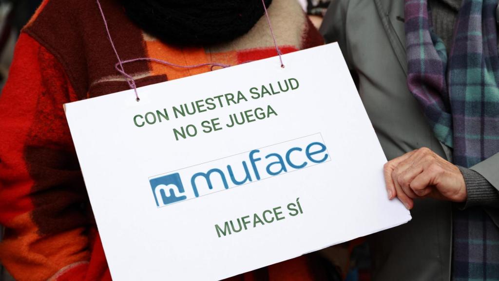 Un funcionario protesta frente a una sede de Muface, en Sevilla.