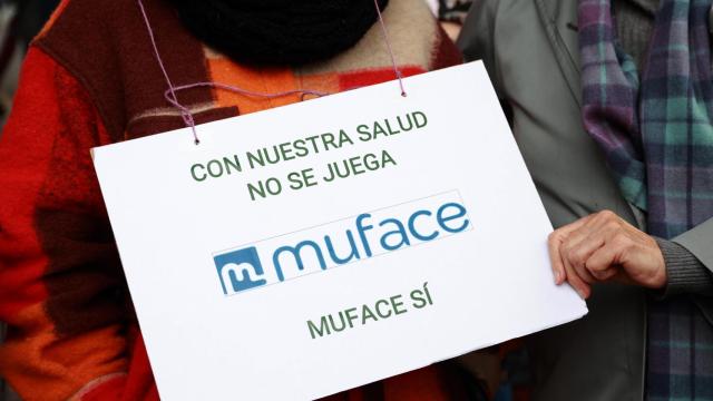 Un funcionario protesta frente a una sede de Muface, en Sevilla.