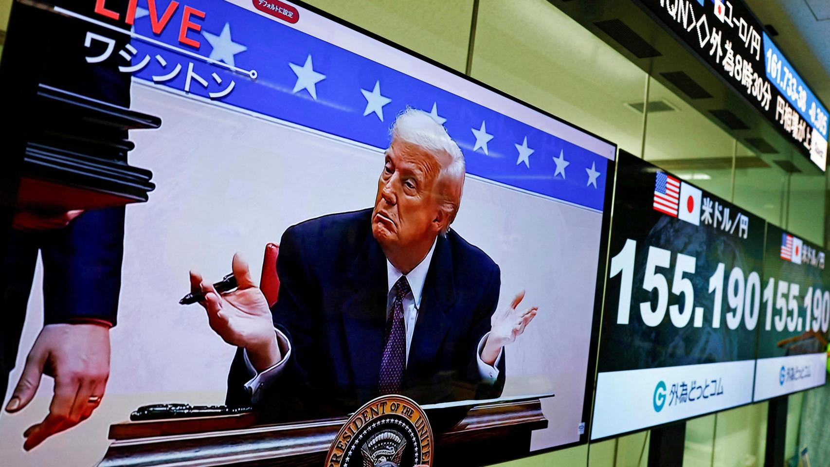 Una pantalla que transmite imágenes en vivo muestra al presidente de Estados Unidos, Donald Trump.
