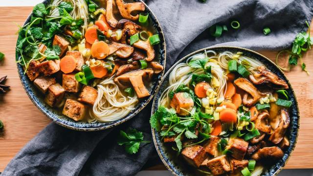 Fideos con verduras y tofu.