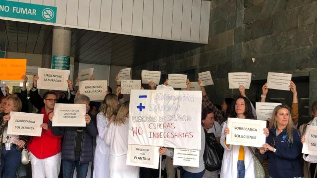 Concentración de los profesionales de urgencias del Hospital Miguel Servet de Zaragoza
