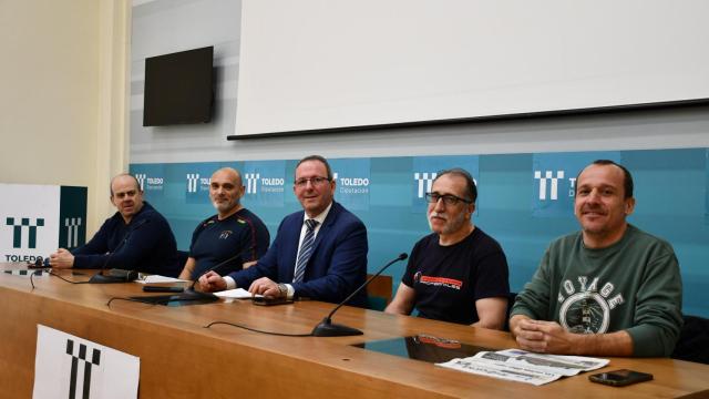 El vicepresidente de la Diputación y presidente del Consorcio Provincial de Extinción de Incendios y Salvamento, Juan Carlos Sánchez, acompañado de representantes sindicales de los bomberos.