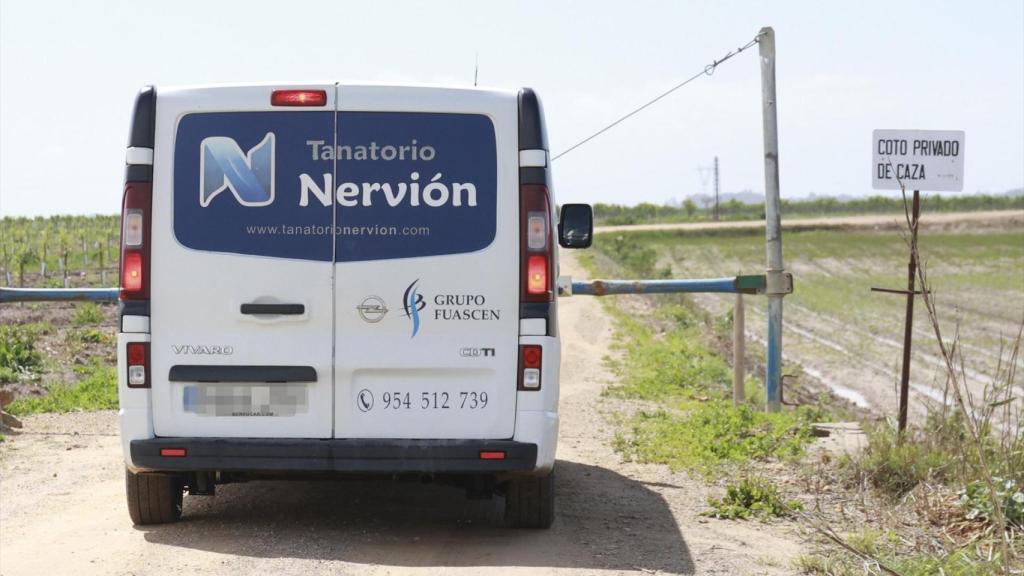 Los servicios funerarios trabajan en el lugar de la tragedia de Coria del Río.