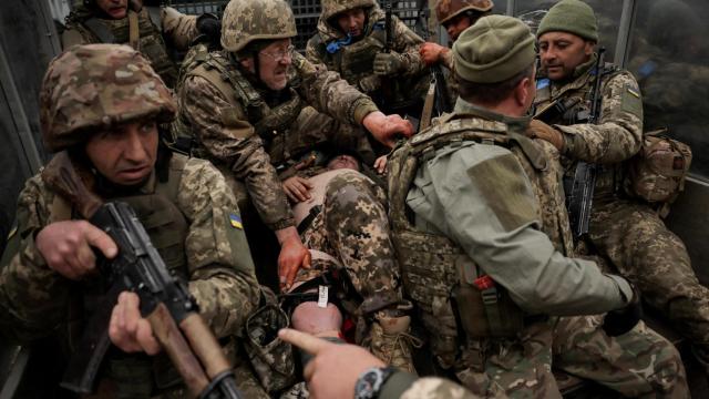 Militares de la 24ª Brigada Mecanizada que lleva el nombre del Rey Danilo de las Fuerzas Armadas de Ucrania asisten a un entrenamiento, en medio del ataque de Rusia a Ucrania, en un lugar no revelado del este de Ucrania el 29 de marzo de 2025.