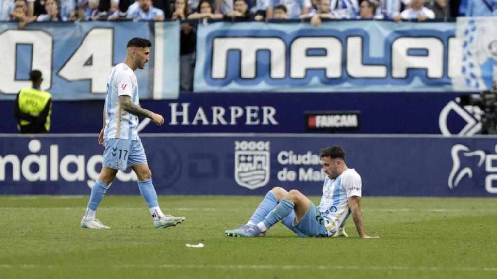 Carlos Puga se lamenta en el suelo tras el final del partido contra el Córdoba