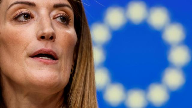 Roberta Metsola, ante los medios de comunicación durante la cumbre de líderes europeos en marzo de 2025.
