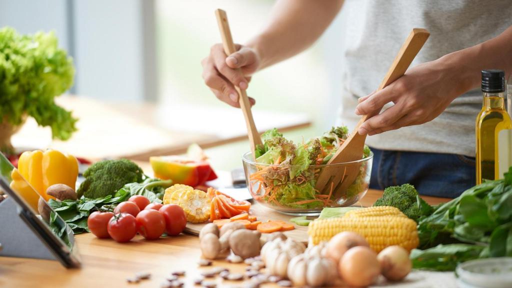 Una persona cocinando (Imagen de archivo)