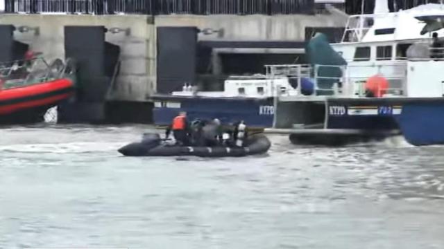 Los servicios de emergencia acudiendo al lugar donde se ha estrellado un helicóptero en el río Hudson de Nueva York.