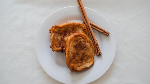 Un plato de torrijas con canela.