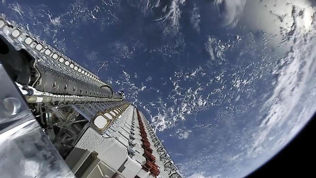 Conjunto de satélites de Starlink antes de ser puestos en órbita.