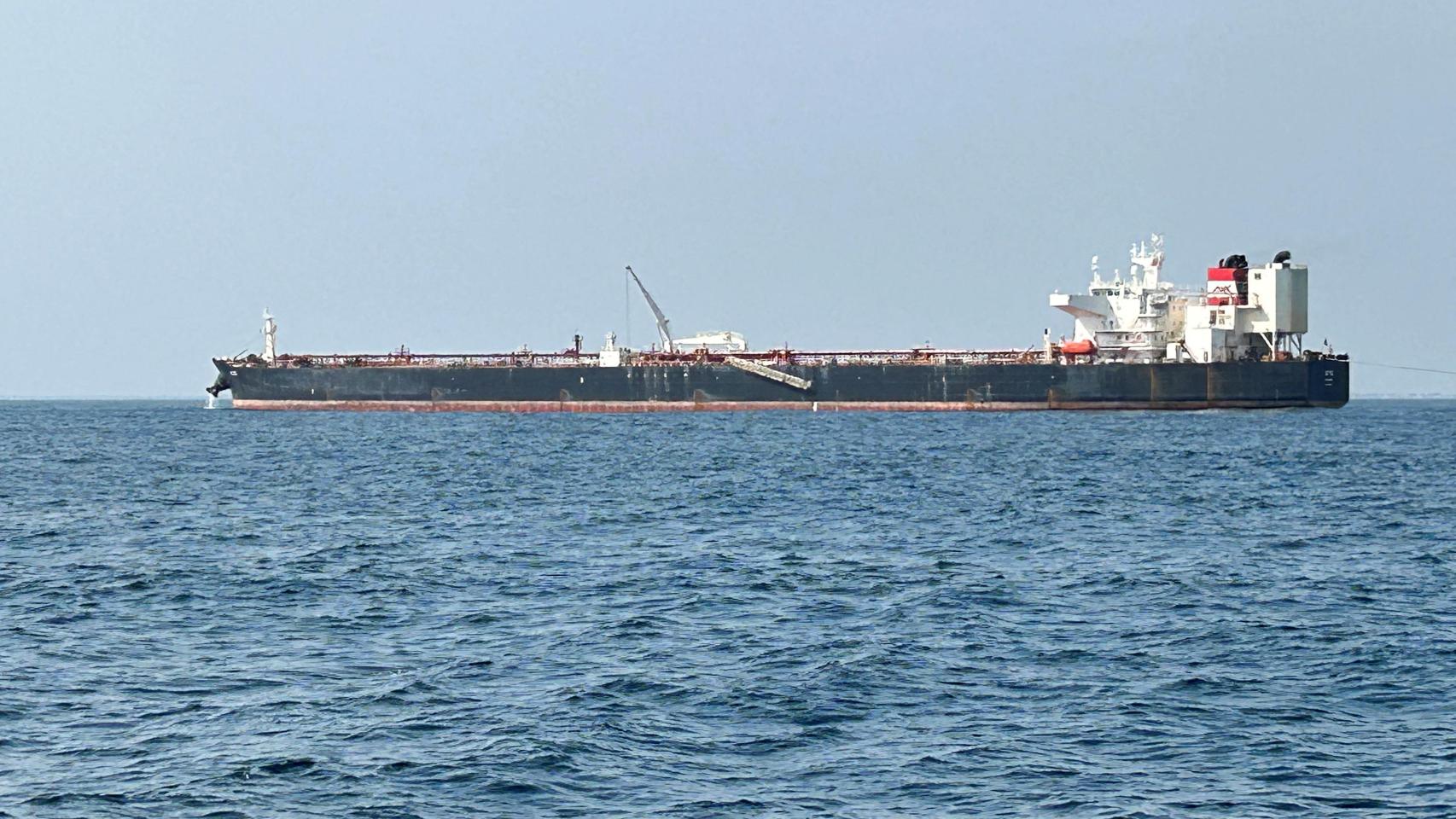 El petrolero de petróleo crudo Otis entrega petróleo crudo para la refinería Dangote en Lagos.
