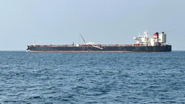 El petrolero de petróleo crudo Otis entrega petróleo crudo para la refinería Dangote en Lagos.